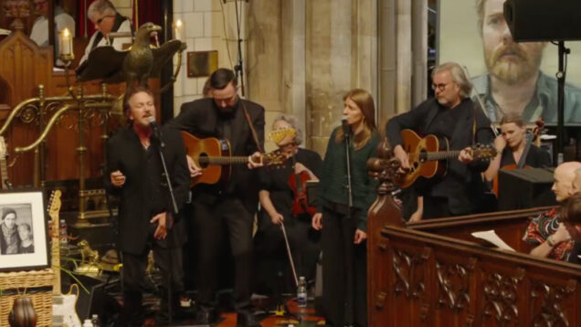 Eddie Vedder emociona ao cantar no funeral de Glen Hansard