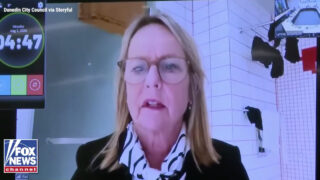 Vereadora entra em reunião da Câmara a partir da casa de banho e reage com total naturalidade