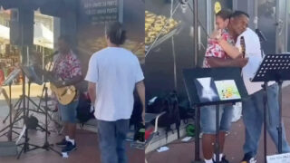 Vitor Kley surpreende cantor de rua no Cais de Gaia e emociona com gesto inesperado