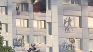 salta-do-11-andar-para-elevador-do-camiao-apos-incendio-e-e-amparada-por-bombei