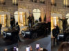 Céline Dion surpreende fãs em Paris ao subir para um carro e cantar na rua