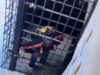 Homem foge de cela ao passar entre as grades e ainda volta para buscar os sapatos