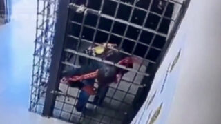 Homem foge de cela ao passar entre as grades e ainda volta para buscar os sapatos