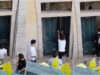 Jovens destroem porta de prédio em Lisboa para recuperar chaves