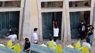 Jovens destroem porta de prédio em Lisboa para recuperar chaves