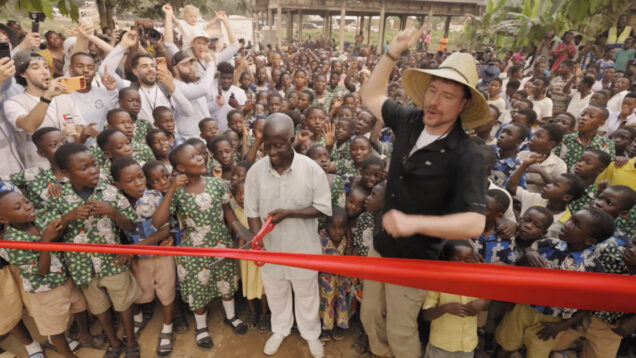 MrBeast gastou 10 milhões de dólares para construir uma aldeia no Gana e ajudar crianças
