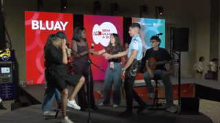 Mulher invade atuação de Bluay na RFM para cantar música do Pingo Doce