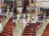 Noiva atravessa igreja com água pela cintura para se casar nas Filipinas