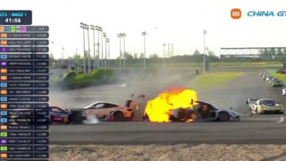 Piloto abandona corrida para salvar rival preso num Ferrari em chamas