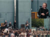 U2 celebram 50 anos com concerto surpresa na escola onde tudo começou