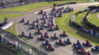 Verstappen parte do último lugar e ultrapassa 100 pilotos de kart em apenas 14 voltas
