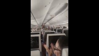 aviao-alvo-de-ataque-consegue-aterrar-na-arabia-saudita-e-passageiros-festejam-e