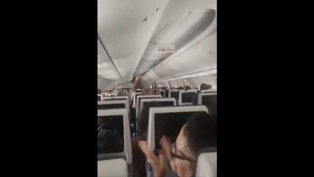 aviao-alvo-de-ataque-consegue-aterrar-na-arabia-saudita-e-passageiros-festejam-e