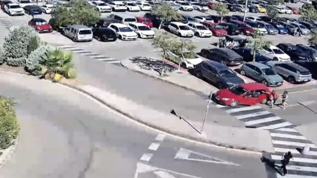 mulher-tenta-impedir-roubo-em-shopping-de-maiorca-e-acaba-arrastada-por-carro
