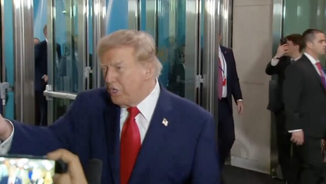 trump-ve-reporter-da-cnn-e-reage-nao-deveria-estar-aqui