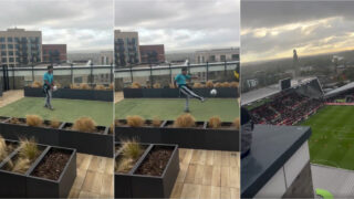 Adepto chuta bola de varanda para dentro do estádio do Brentford durante jogo com o Liverpool