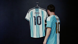 Adidas emociona fãs com homenagem a Messi horas antes da despedida da seleção argentina