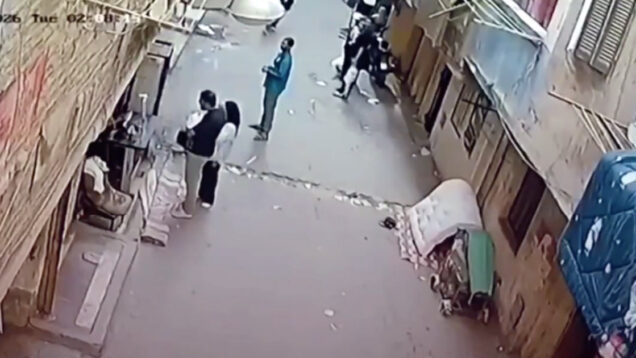 Câmara regista momento em que homem salva criança durante queda do segundo andar