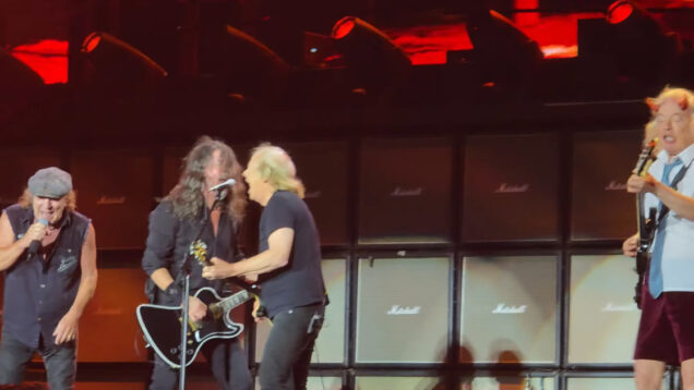 Dave Grohl sobe ao palco com os ACDC e concretiza sonho de infância