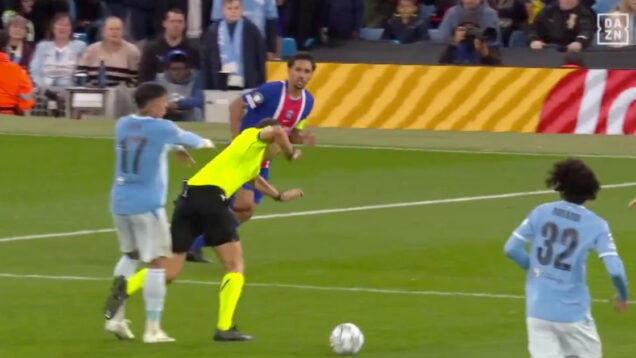 Enzo Fernández atropelou árbitro e provocou queda durante jogo com o PSG