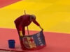 Funcionária usa bandeira do Barcelona para limpar o tatami nos Mundiais de luta livre e gera polémica
