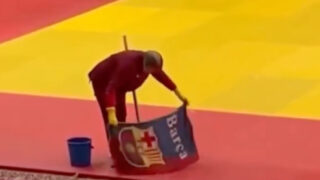 Funcionária usa bandeira do Barcelona para limpar o tatami nos Mundiais de luta livre e gera polémica