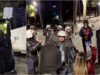 Manifestante oferece água a polícia durante protesto na Albânia e gesto torna-se viral