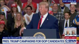 Trump elogia atributos físicos de Nicki Minaj antes de a chamar ao palco