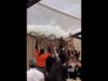 chuva-obriga-convidados-de-casamento-a-segurar-a-tenda-com-cadeiras