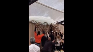 chuva-obriga-convidados-de-casamento-a-segurar-a-tenda-com-cadeiras