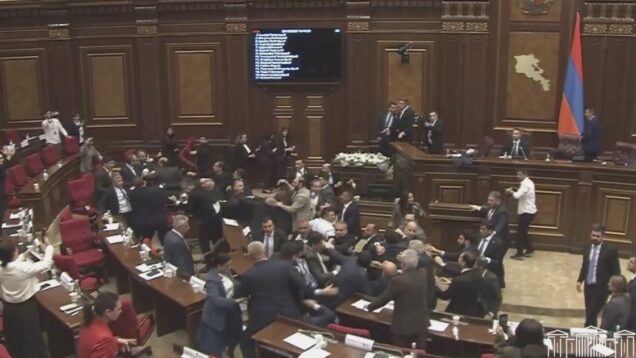 deputados-da-armenia-protagonizam-confrontos-fisicos-no-parlamento