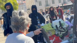 idosa confronta manifestantes e manda-os trabalhar