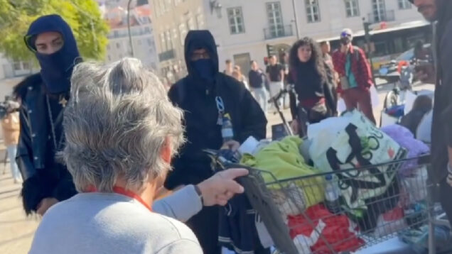 idosa confronta manifestantes e manda-os trabalhar