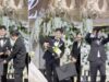 noivo-chora-ao-receber-placa-grafica-de-10-mil-euros-no-casamento