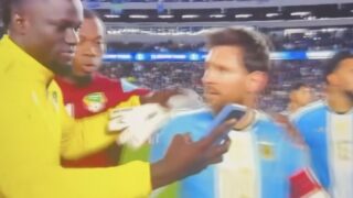 queria-uma-selfie-com-messi-a-todo-o-custo-e-colega-de-equipa-teve-de-intervir